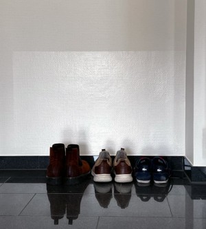 Wall protection film for rough surfaces, transparent matt