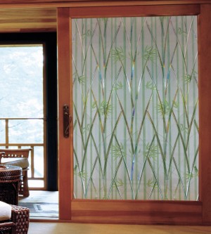 Adhäsionsfolie, transparent matt mit grünem Bambus auf einem Türfenster