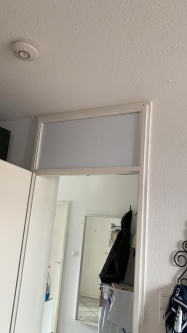 weiße Verdunkelungsfolie auf einem Tür Oberlicht