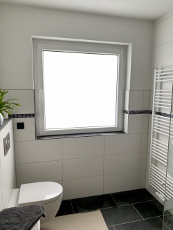 opak weiße Sichtschutz-Fensterfolie im Bad