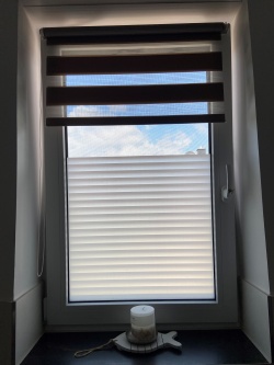 kleberlose Sichtschutzfolie mit Streifen Optik auf einem Fenster im Bad