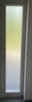 schmales Fenster mit Milchglasfolie