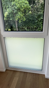 Milchglasfolie in einem Wohnraum als Sichtschutz