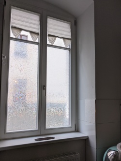 Kleberfolie Fensterfolie in Bruchglas Optik auf einem Doppelfenster