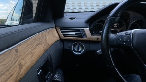 Möbelfolie Nussbaum zum dekorieren der Zierleisten eines Autos