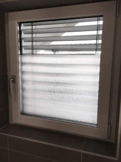 Adhäsionsfolie im Design Frosted auf einem Badezimmer Fenster
