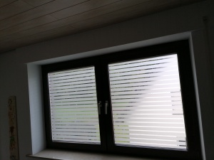 Streifenfolie mit 35mm breiten Streifen im Wohnzimmer auf den Fenster angebracht