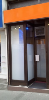 Velken Milchglasfolie an Geschäftseingang aufgebracht