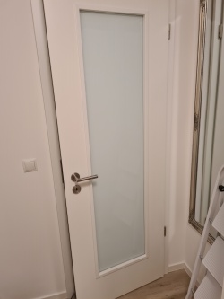 Weiße Verdunkelungsfolie auf einem Türausschnitt aus Glas