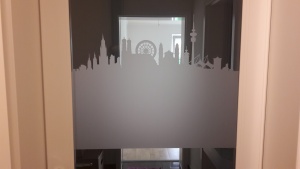 Glasdekor für Fenster, Skyline München