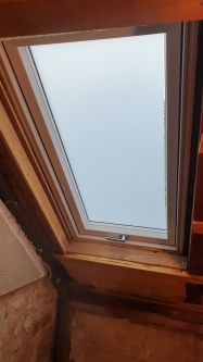 Dachfenster mit Milchglasfolie als Sichtschutz vor Blicken