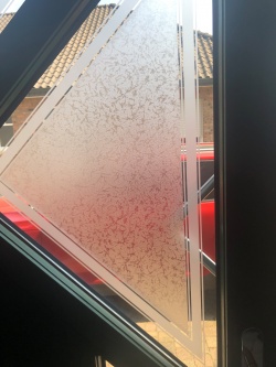 Adhäsionsfolie Frosted Design auf einer Haustür