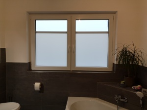 Fensterfolie mit Sichtschutz im Badezimmer