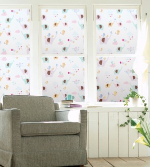 Adhäsionsfolie bunte Tiermotive als Sichtschutz im Zimmer