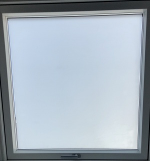 Sichtschutzfolie in Milchglasoptik auf einem Badfenster