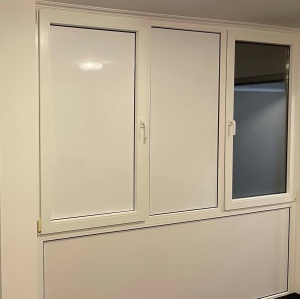 Whiteboardfolie auf einer Fensterscheibe