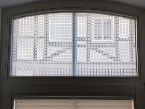 Fensterfolie weiße Rauten mit Blättermotiv
