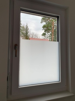 Sichtschutz Fensterfolie in Milchglas auf einem Flügelfenster