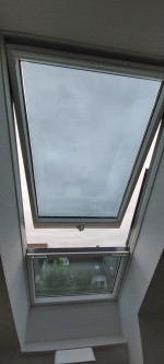 2 in 1: Splitterschutzfolie und Sonnenschutzfolie auf einem Dachfenster