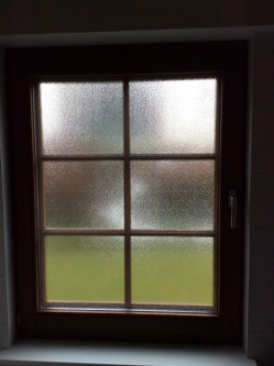 Selbsthaftende Fensterfolie in Riffelglas Optik