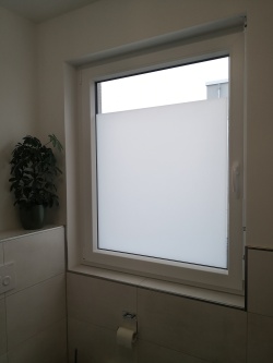 Folie mit Milichglas als passgenauer Zuschnitt im Bad