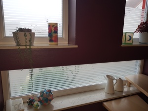 Schöne Dekorfolie mit horizontalen weißen Streifen als Sichtschutz am Fenster