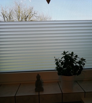 Fensterfolie kleberlos mit weiß schattierten Streifen