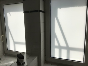 undurchsichtige Fensterfolie im Badezimmer weiß matt