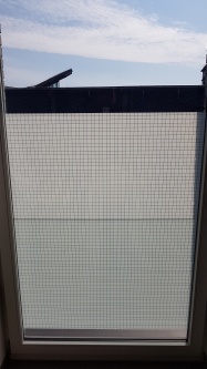 Dekorfolie, weiße Quadrate 19 mm auf einem Fenster