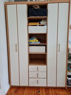 Klebefolie weiß gekörnt auf einem Schrank