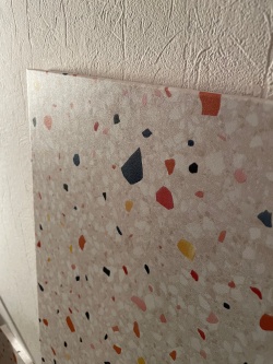 Bunter Terrazzo, Möbelfolie in Steinoptik