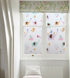 Adhäsionsfolie bunte Tiermotive als Sichtschutz im Kinderzimmer