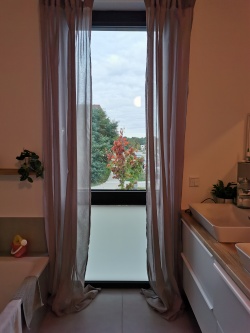 undurchsichtige Sichtschutzfolie im Bad auf einem feststehendem Fenster