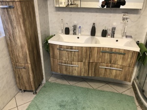 Möbelfolie vintage Holz auf Möbeln im Badezimmer