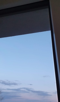Sonnenschutzfolie in hell silber verspiegelt auf einem Kippfenster