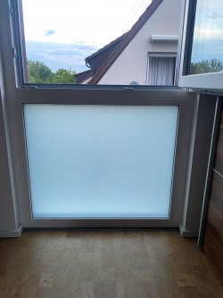 Bodentiefes Fenster mit Klebefolie in weiß