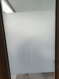 Scheibe mit passgenauer Milchglas Fensterfolie foliert